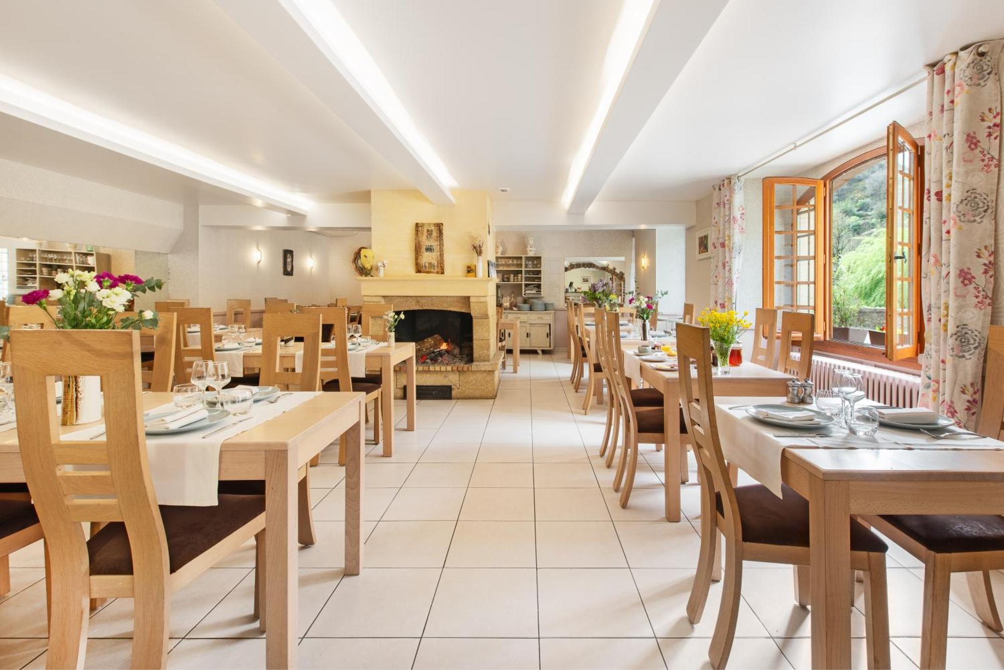 Hotel Restaurant Le Relays Du Chasteau - Logis Hotel Brousse-le-Chateau Zewnętrze zdjęcie